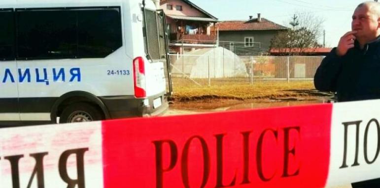 Коя е жената, завързана за радиатор със свински опашки